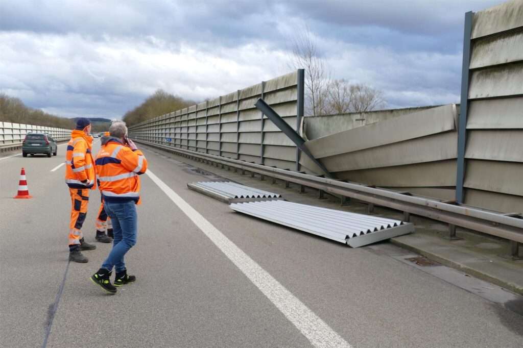 Auf der Autobahn 560 ging wegen der umgewehten Lärmschutzwand nichts mehr
