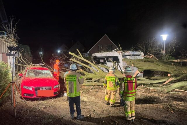 Die Feuerwehr Gladbeck im Einsatz: Ein umgestürzter Baum hat ein Auto, ein Wohnmobil und ein Gebäude beschädigt.
