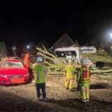 Die Feuerwehr Gladbeck im Einsatz: Ein umgestürzter Baum hat ein Auto, ein Wohnmobil und ein Gebäude beschädigt.