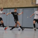 Tim Hölscher am Ball gegen zwei Gegenspieler.