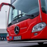 Ein VKU-Bus von vorne. untersichtig, nah.