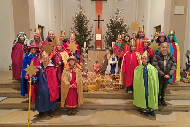 Die Sternsinger 2025 der St. Marien-Gemeinde Fröndenberg vor der Krippe und dem Altar. Unterwegs waren die Sternsinger in den Stadtteilen Innenstadt, Westick, Hohenheide, Warmen und Frömern
