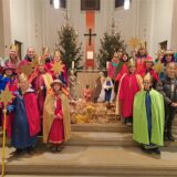 Die Sternsinger 2025 der St. Marien-Gemeinde Fröndenberg vor der Krippe und dem Altar. Unterwegs waren die Sternsinger in den Stadtteilen Innenstadt, Westick, Hohenheide, Warmen und Frömern