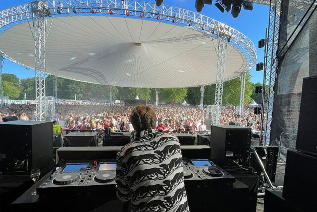 Ein DJ steht auf der Bühne des Sunset Beach Festivals 2025 in Haltern