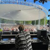 Ein DJ steht auf der Bühne des Sunset Beach Festivals 2025 in Haltern
