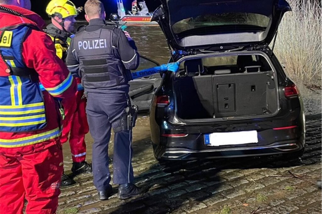 Im Fahrzeug befanden sich keine Personen. Im Fahrzeug befanden sich keine Personen.