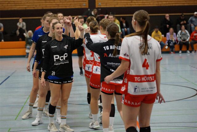 Celine Pelz (l.) und der Königsborner SV können ab sofort nicht mehr in der Kreissporthalle Unna spielen und müssen ausweichen.