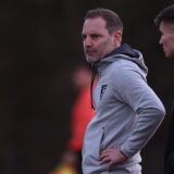 Lars Müller, Trainer des Werner SC, steht am Spielfeldrand.