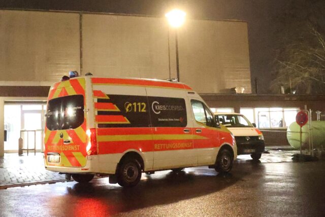Der Rettungsdienst steht vor der Sporthalle der Profilschule in Ascheberg.