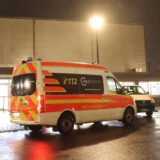 Der Rettungsdienst steht vor der Sporthalle der Profilschule in Ascheberg.