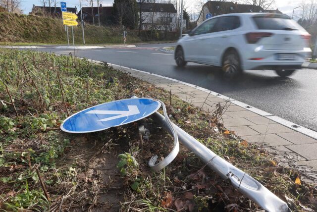 Umgefahrenes Verkehrsschild im Kreisverkehr Spange Dortmunder Allee in Kamen.