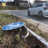 Umgefahrenes Verkehrsschild im Kreisverkehr Spange Dortmunder Allee in Kamen.