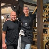 Ex-BVB-Spieler Guiseppe Reina (links) und seine Frau Julia in seinem Austro-Italian Bistro auf der Massener Straße in Unna