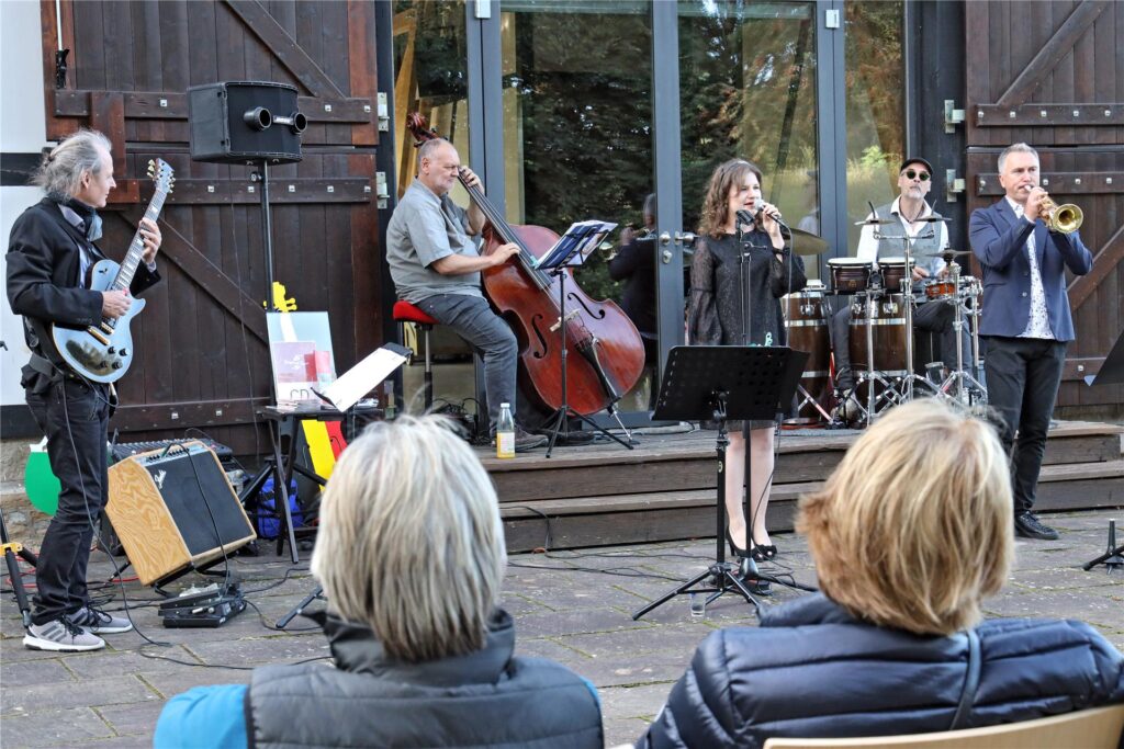 Ein Konzert unter freiem Himmel am Emscherquellhof. Ein Konzert unter freiem Himmel am Emscherquellhof.