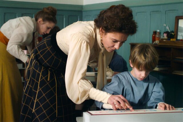 Eine Filmszene aus dem Film Maria Montessori.