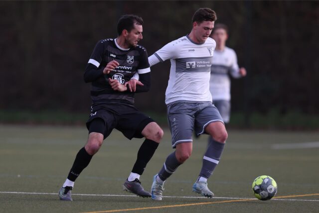 Ein Spieler des Werner SC im Zweikampf mit seinem Gegenspieler vom SV Dorsten-Hardt.