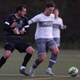 Ein Spieler des Werner SC im Zweikampf mit seinem Gegenspieler vom SV Dorsten-Hardt.