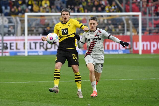 Marcel Sabitzer im Zweikampf mit Florian Wirtz.