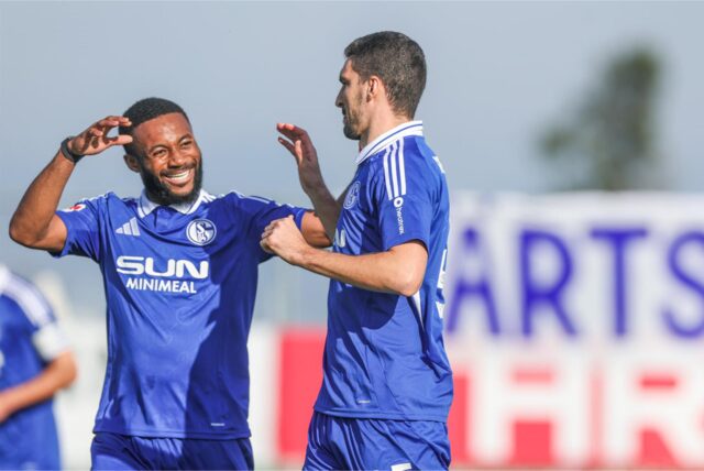09.01.2025, Fussball, Saison 2024/2025, 2. Liga, Trainingslager FC Schalke 04 in Belek/Türkei, FC Zürich – FC Schalke 04, v. l. Moussa Sylla (FC Schalke 04), Marcin Kaminski (FC Schalke 04) jubeln.