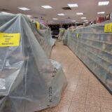 Im früheren Edeka-Markt an der Kleistraße in Massen verhüllen Kunststofffolien die Regale als Vorboten des Auszugs, der im Januar erfolgt ist.