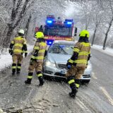 Ein Baum versperrt auf dem Schattweg in Kamen einseitig die Straße. Im Hintergrund sind drei Feuerwehrleute bei ihrer Arbeit zu sehen.