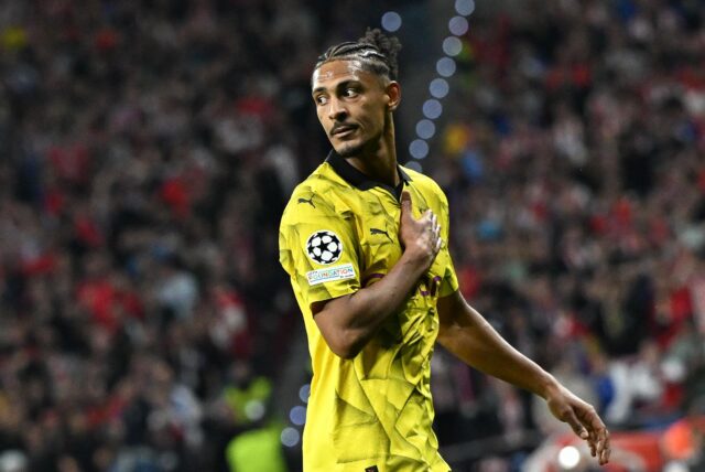 BVB-Stürmer Sebastien Haller schaut sich um.