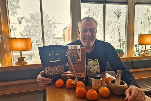 Ein ganzer Berg Gesundheit für ein leckeres Frühstück: Winterobst wie Clementinen, Nüsse, Kerne und ein köstliches Granola, das man auch selbst herstellen kann. Schließlich gehören noch Haferflocken und/oder Joghurt dazu. Günther Overkamp ist sehr stolz auf seine Kornquetsche zum Schroten der Kerne. Geht aber auch im Mörser.