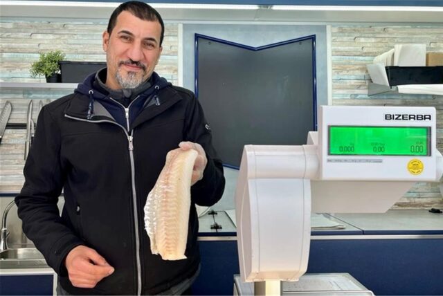 Delkhas Agendo mit seinem „Fisch und Meer“-Stand
