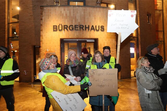 Demonstranten stehen vor dem Bürgerhaus in Selm