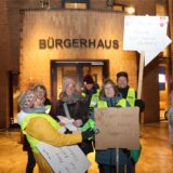 Demonstranten stehen vor dem Bürgerhaus in Selm