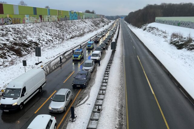 Auf der B1 in Richtung Dortmund steht am Freitagmorgen der Verkehr. Grund ist eine Vollsperrung zwischen Aplerbeck und Sölde.