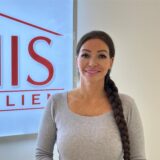 Silke Duis steht im Büro ihrer Firma Duis Immobilien.