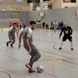 Ein Spieler des BV Lünen schießt einen Ball.
