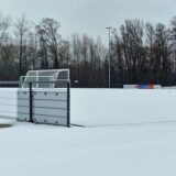 Der schneebedeckte Sportplatz des Kamener SC.