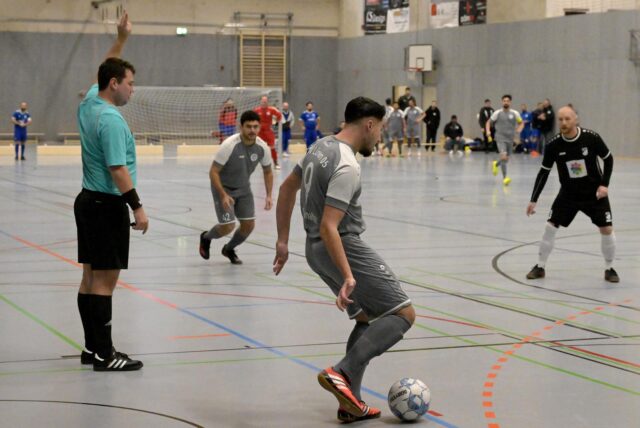 Ein Spieler des BV Lünen schießt einen Ball.