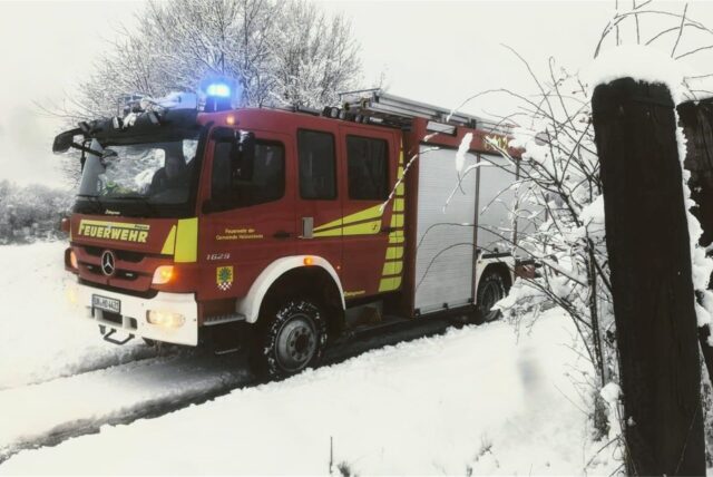 Ein Feuerwehrfahrzeug der Holzwickeder Wehr im Schnee.