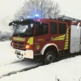 Ein Feuerwehrfahrzeug der Holzwickeder Wehr im Schnee.