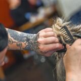 Eine Friseurin legt einer Kundin die Haare.