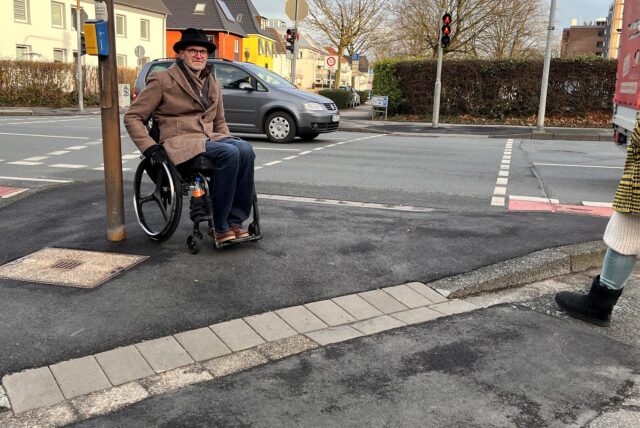 Ein Mann im Rollstuhl auf einer Verkehrsinsel am Beethovenring in Unna