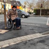 Ein Mann im Rollstuhl auf einer Verkehrsinsel am Beethovenring in Unna