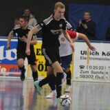 Bastian Ehrentraut vom BV Brambauer läuft bei den Hallenstadtmeisterschaften Lünen mit dem Ball am Fuß über das Feld.