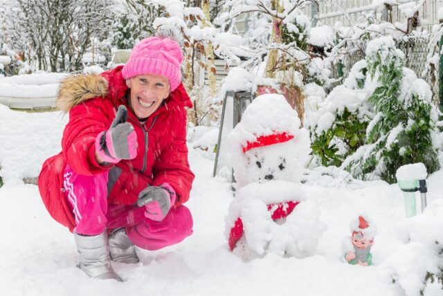 Radio-91.2-Wetterexperte Burkhard Dreischer neben seinem Schneemann