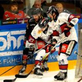 Eishockeyspieler im Duell.