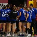 Die Mannschaft des Königsborner SV steht bei einer Auszeit im Kreis.