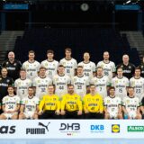 Mannschaftsfoto des Trainerstabs und Kaders von Deutschland für die Handball-WM 2025.