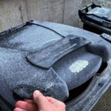 Eine Restmülltonne, auf der Frost zu sehen ist.