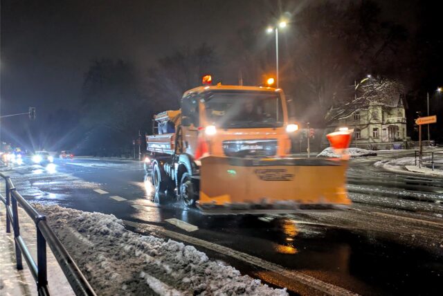 Ein Schneepflug in Aktion