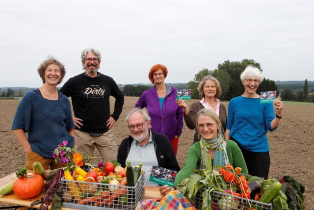 Das Kernteam von „SOLAWI Eigenkraut“ Schwerte auf einem Acker.