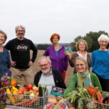 Das Kernteam von „SOLAWI Eigenkraut“ Schwerte auf einem Acker.
