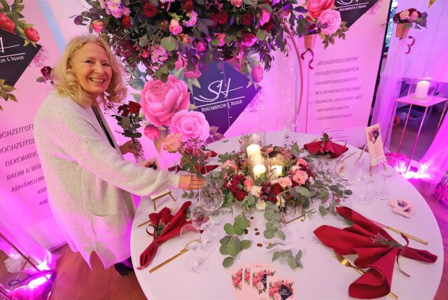 Susanne Herrmann mit Blumen auf der Hochzeitsmesse Kamen.